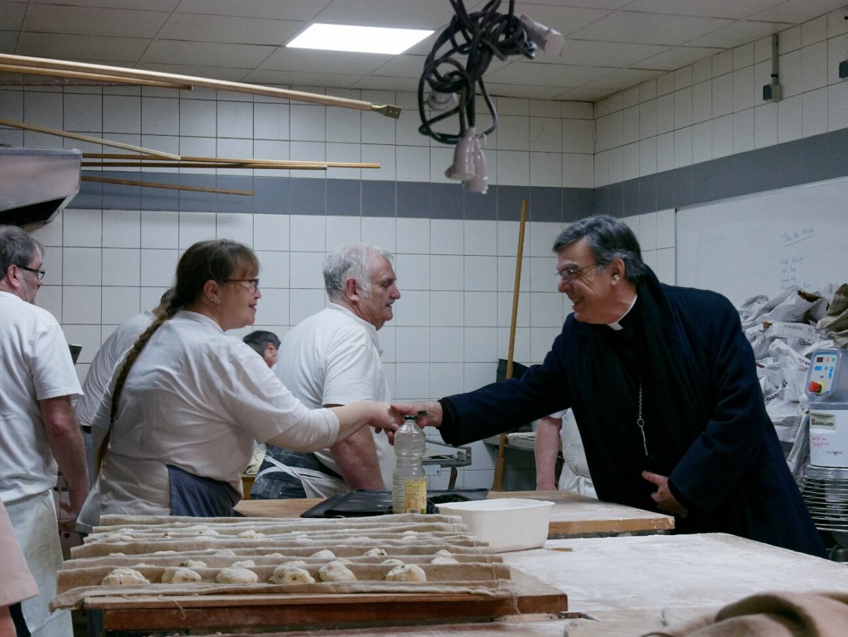 Préparation des petits pains de sainte Geneviève. Visite de Mgr Michel Aupetit, archevêque de Paris. © Dominique Boschat / Diocèse de Paris.