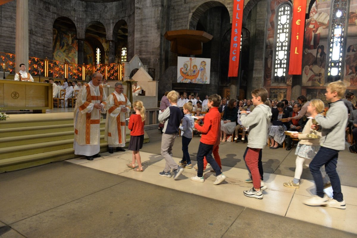 Ordinations diaconales en vue du sacerdoce 2019. Par Mgr Thibault Verny, évêque auxiliaire de Paris, le 8 septembre 2019 au Saint-Esprit. © Marie-Christine Bertin / Diocèse de Paris.