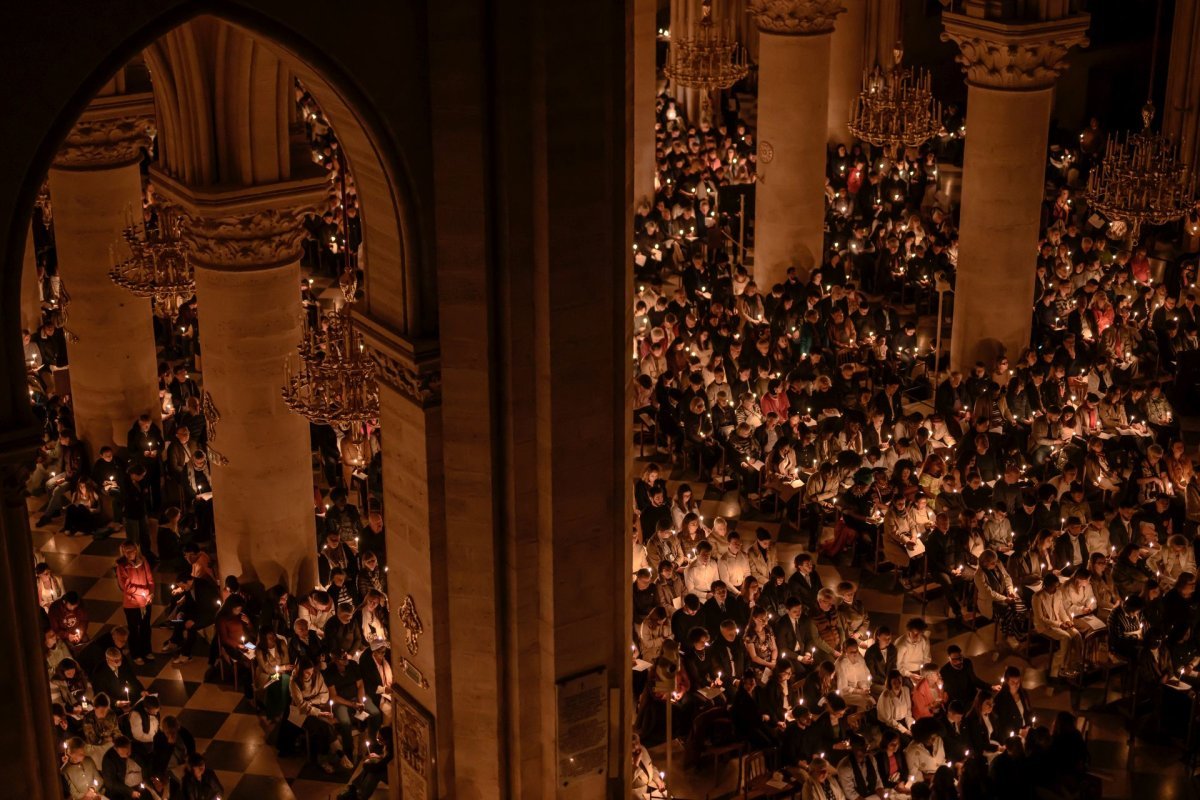 Vigile pascale à Notre-Dame de Paris 2025. © Jean-Baptiste Delerue.