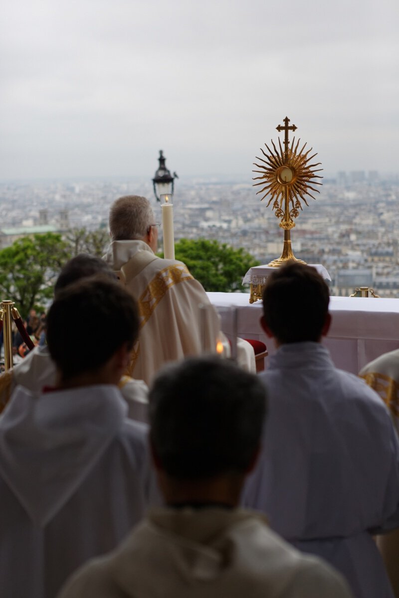 Adoration du Saint Sacrement et prière sur la ville. © Yannick Boschat / Diocèse de Paris.