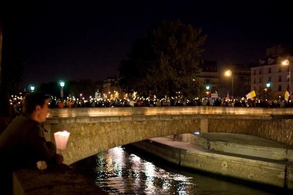 Septembre : Visite de Benoît XVI. Chemin de lumière de Notre-Dame de Paris à l'esplanade des Invalides. 