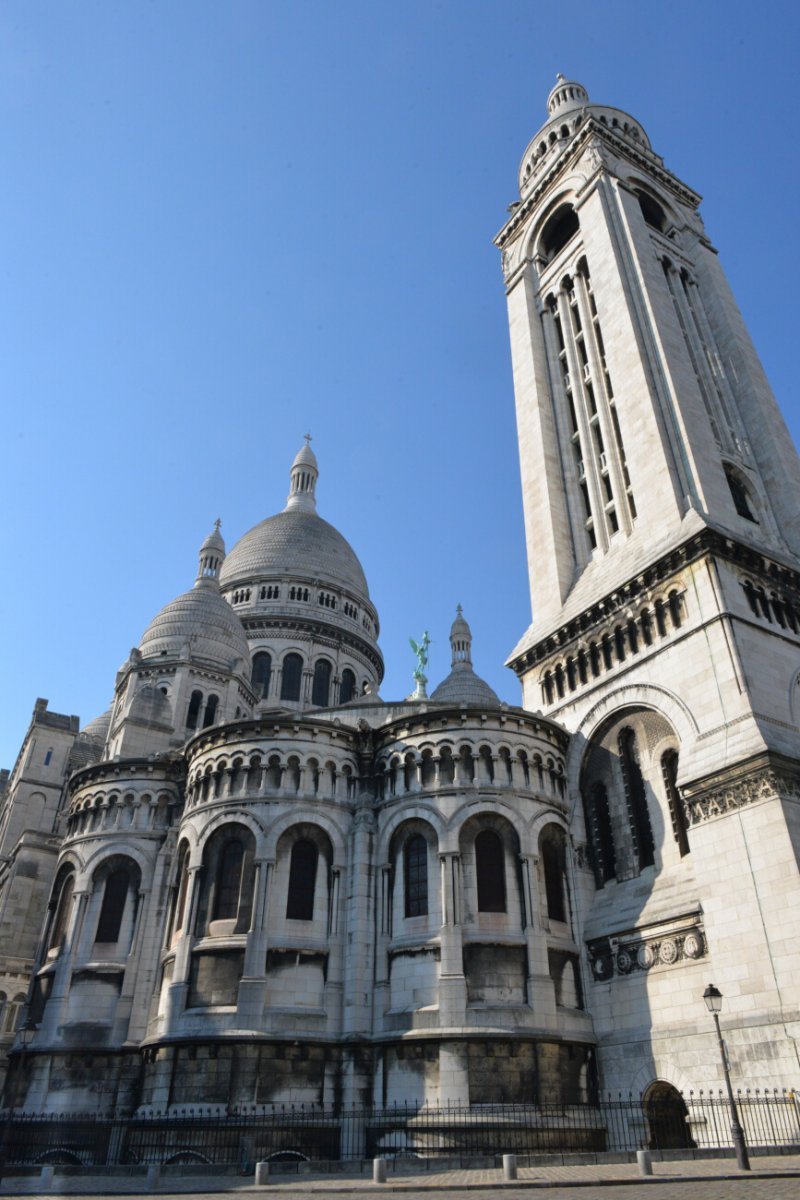 Bénédiction du Saint-Sacrement sur la ville. © Marie-Christine Bertin.