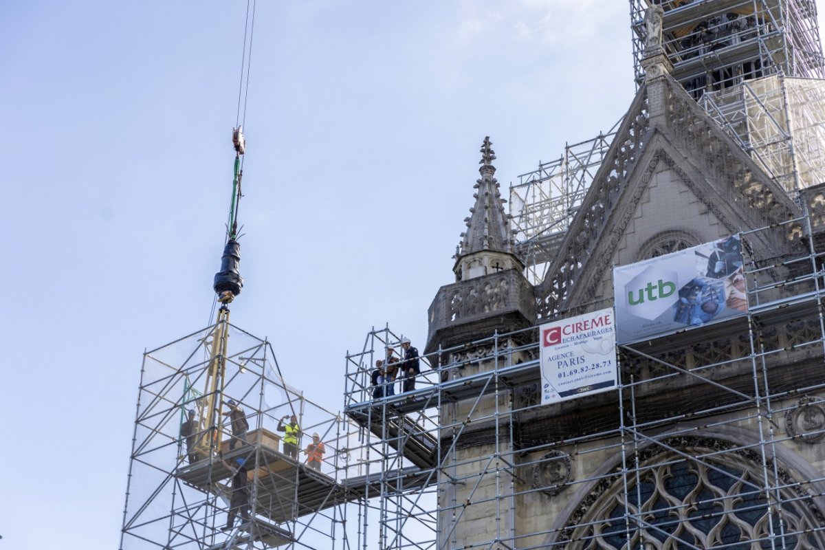 Pose de la nouvelle croix à Saint-Laurent (10e). © Thibault Desplats.