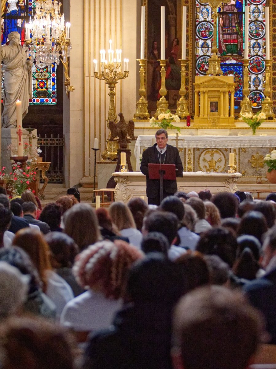 Rassemblement des néophytes à Saint-Louis en l'Île. © Yannick Boschat / Diocèse de Paris.