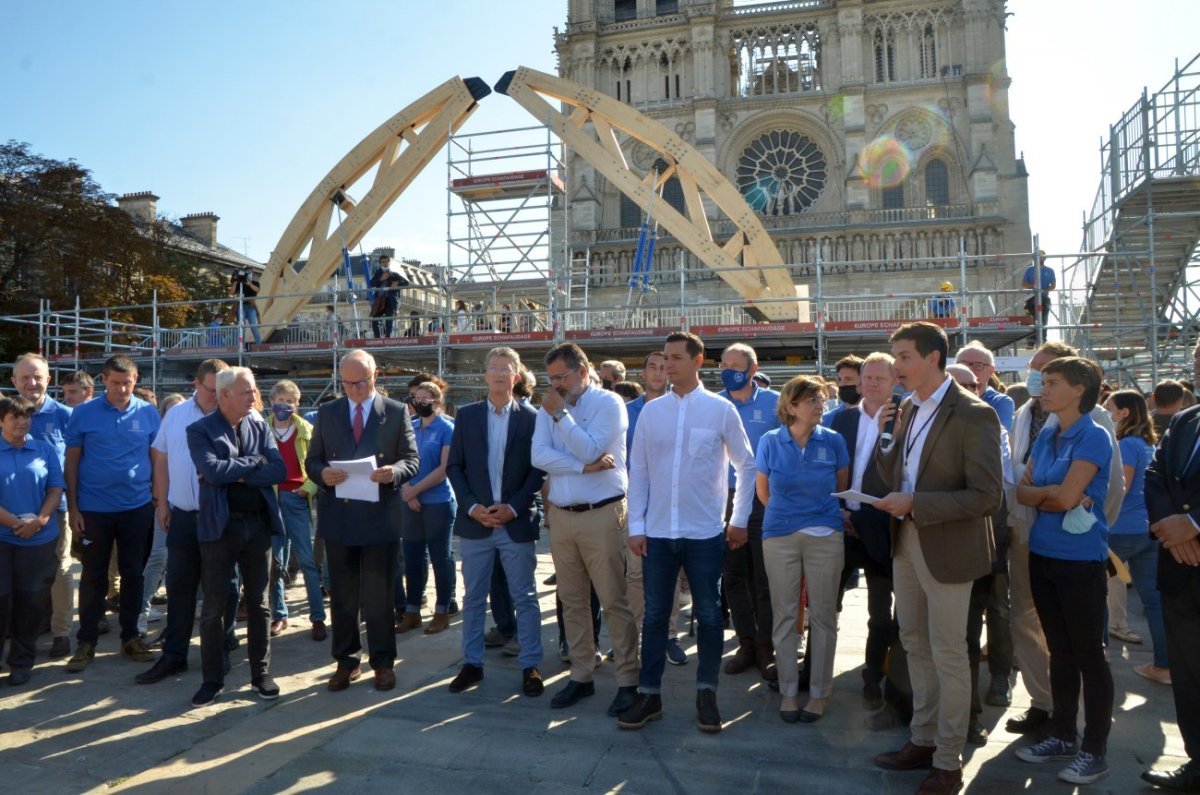 Rebâtir Notre-Dame : village des métiers sur le parvis de la cathédrale. © Michel Pourny / Diocèse de Paris.