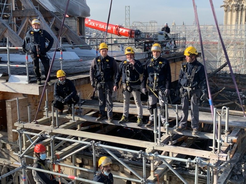 Notre-Dame de Paris. Novembre 2020 : Phase finale du démontage de l'échafaudage calciné avec les compagnons échafaudeurs. © Europe Échafaudage.