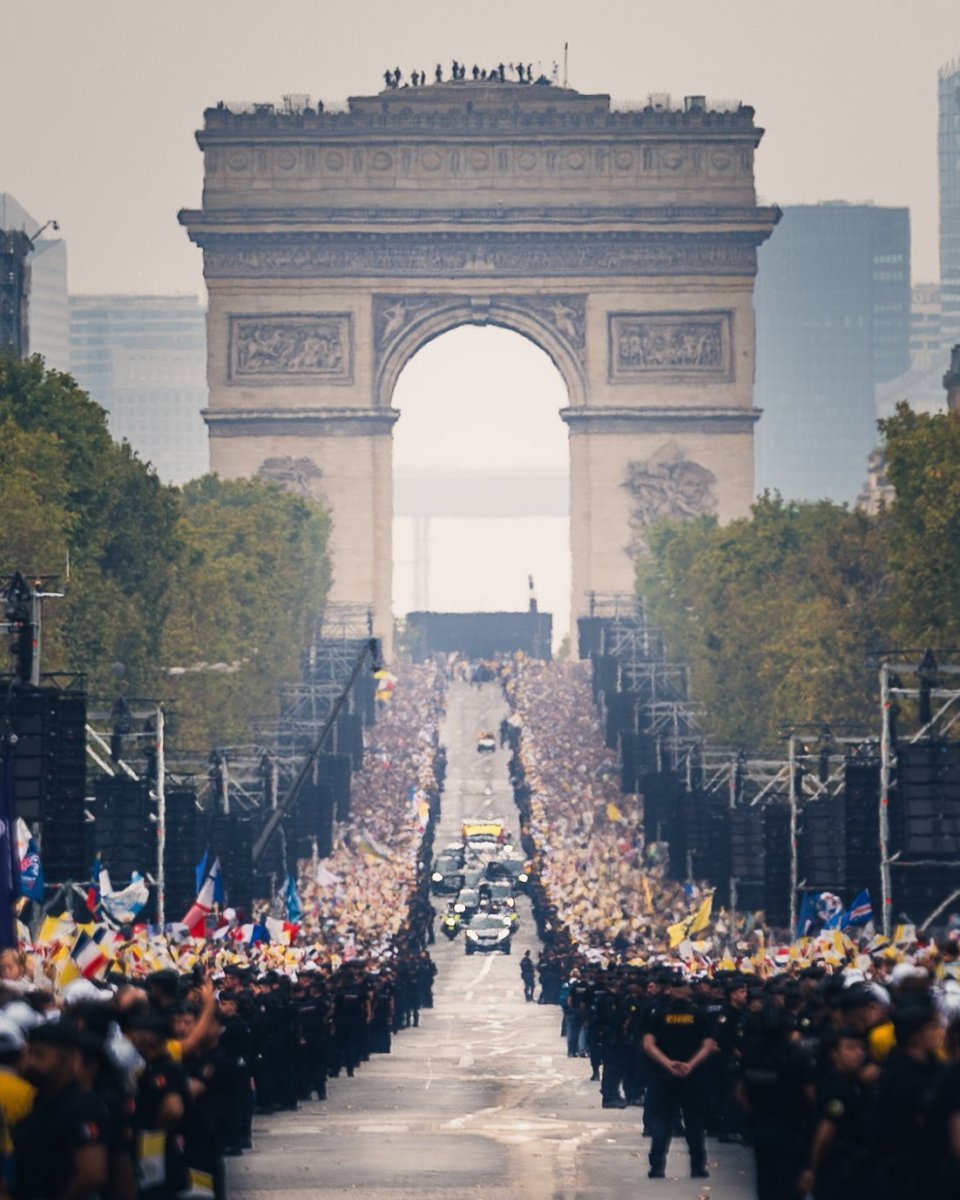 Messe à la Concorde et aux Champs-Élysées présidée par le pape Léon XIV. © Liam Hoarau / Diocèse de Paris.