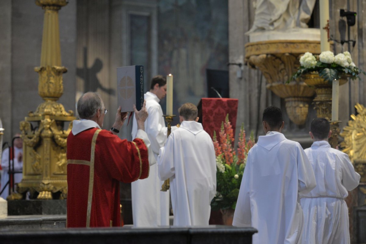 Confirmation des adultes au cours de la Vigile de Pentecôte 2023, (…). © Marie-Christine Bertin / Diocèse de Paris.