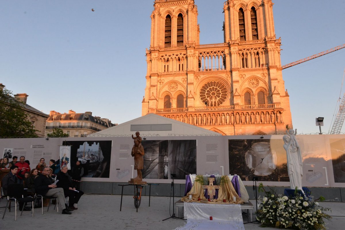 Veillée à Notre Dame avec Pierres Vivantes. © Marie-Christine Bertin / Diocèse de Paris.