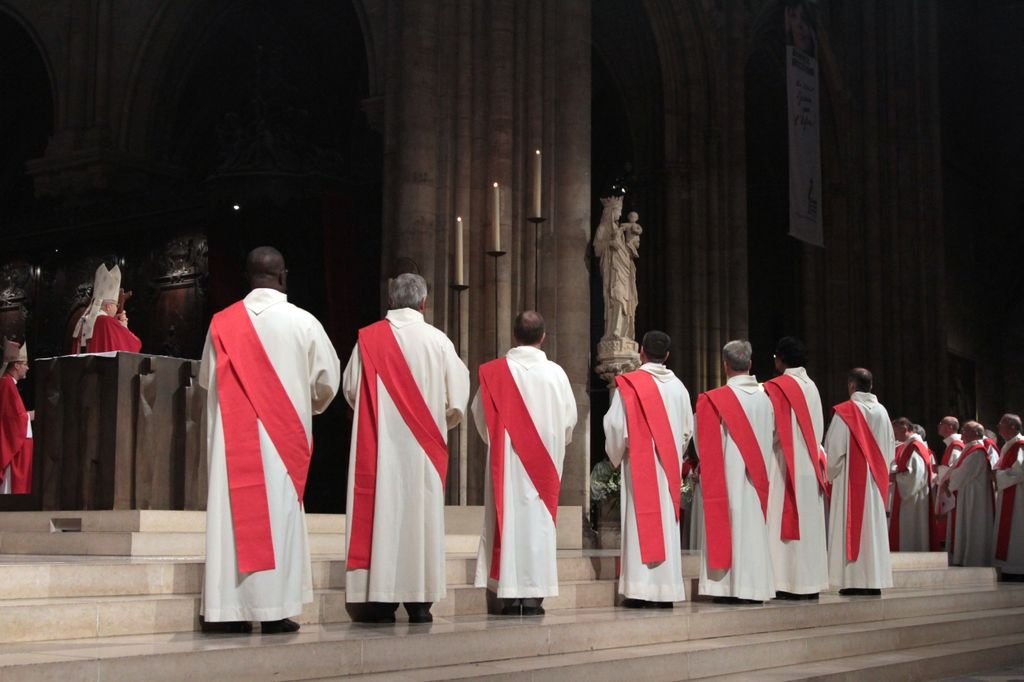 Les diacres confient leur ministère à la Vierge Marie. Photo © Yannick Boschat 