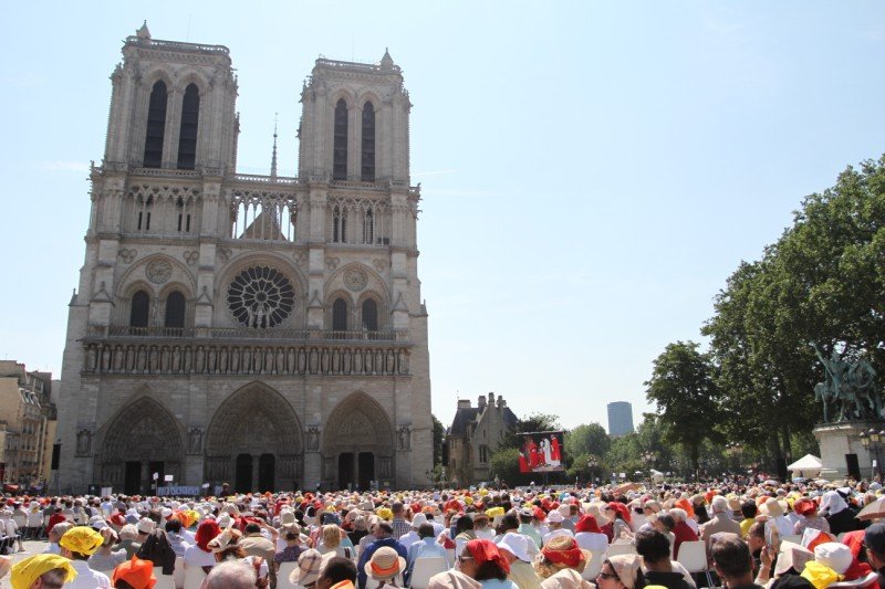 Juin 2010 : 10 000 personnes rassemblées à Notre-Dame de Paris pour (…). 