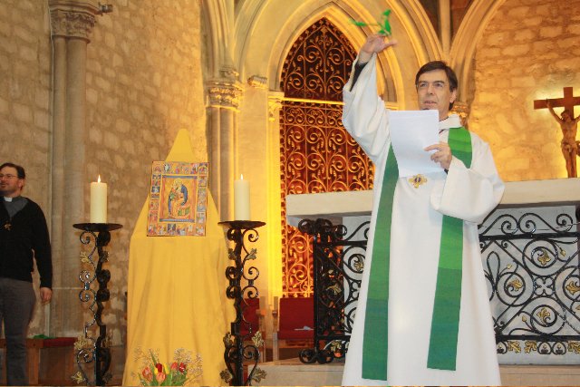 Mgr Michel Aupetit a accueilli les groupes à Saint-Joseph-Artisan. © Alban Rousseau.