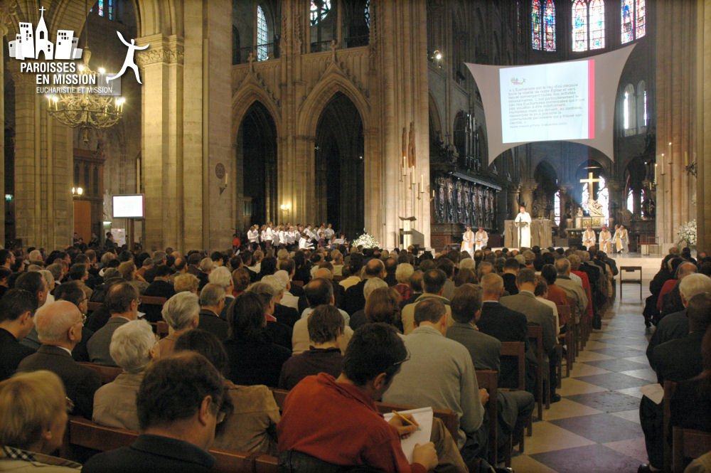 Septembre 2009 : Lancement de Paroisses en mission. Le Cardinal André Vingt-Trois présente Paroisses en mission lors d'une assemblée diocésaine à Notre-Dame de Paris devant 3 000 parisiens 