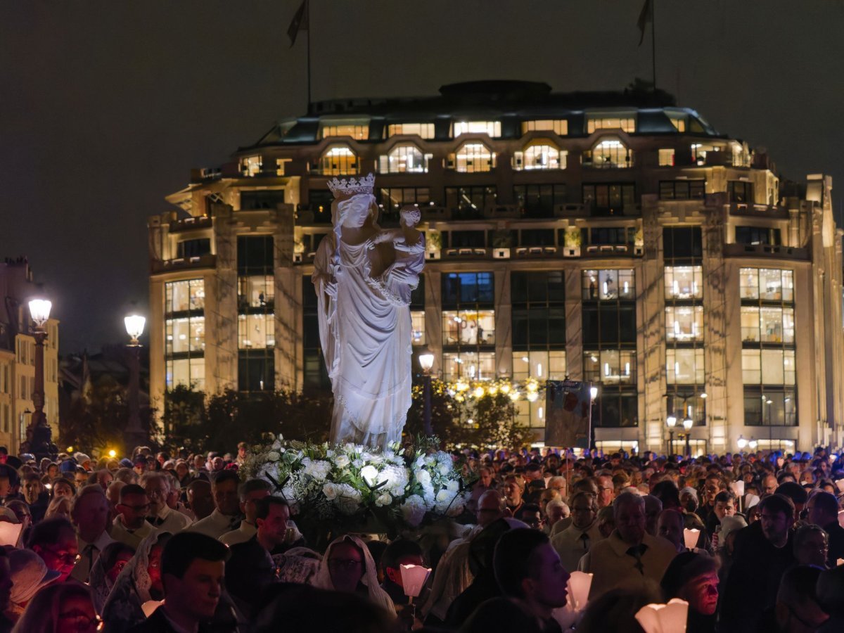 Notre Dame retrouve sa Cathédrale : procession vers le parvis de la cathédrale. © Yannick Boschat / Diocèse de Paris.