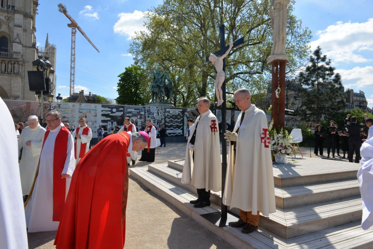 Méditation au pied de la croix avec Charles de Foucauld. © Marie-Christine Bertin / Diocèse de Paris.