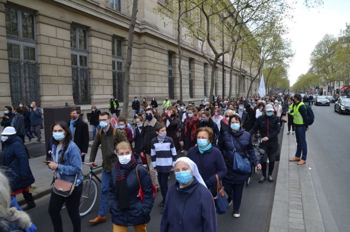 Marche vers Notre-Dame de Paris. © Michel Pourny.