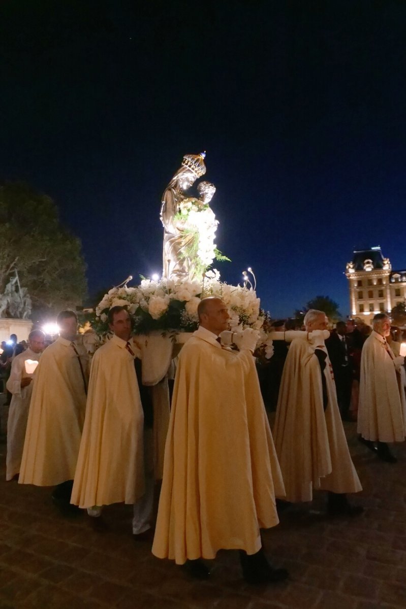 Procession sur l'île de la Cité. © Yannick Boschat / Diocèse de Paris.