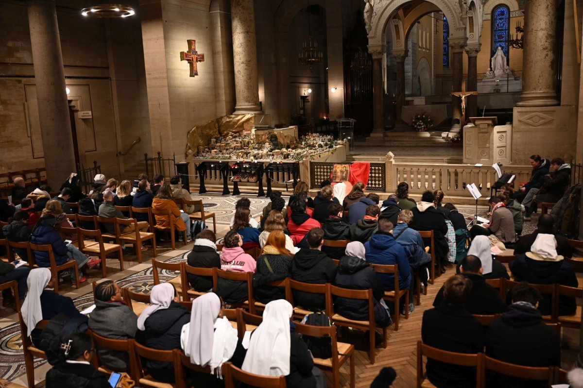 Prière du matin à Saint-Pierre de Montrouge. © Marie-Christine Bertin / Diocèse de Paris.