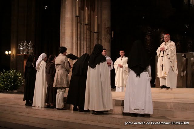 Les soeurs contemplatives de Paris rendent le livre des catéchumènes pour (…). © Armelle de Brichambaut.