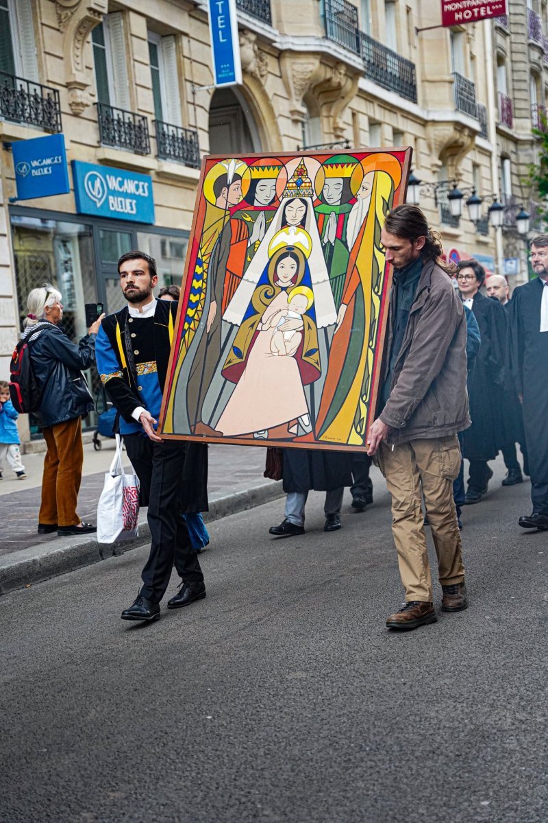 Procession de la Saint-Yves avec la mission bretonne et les juristes 2026. © Hanae Nejjari / Diocèse de Paris.