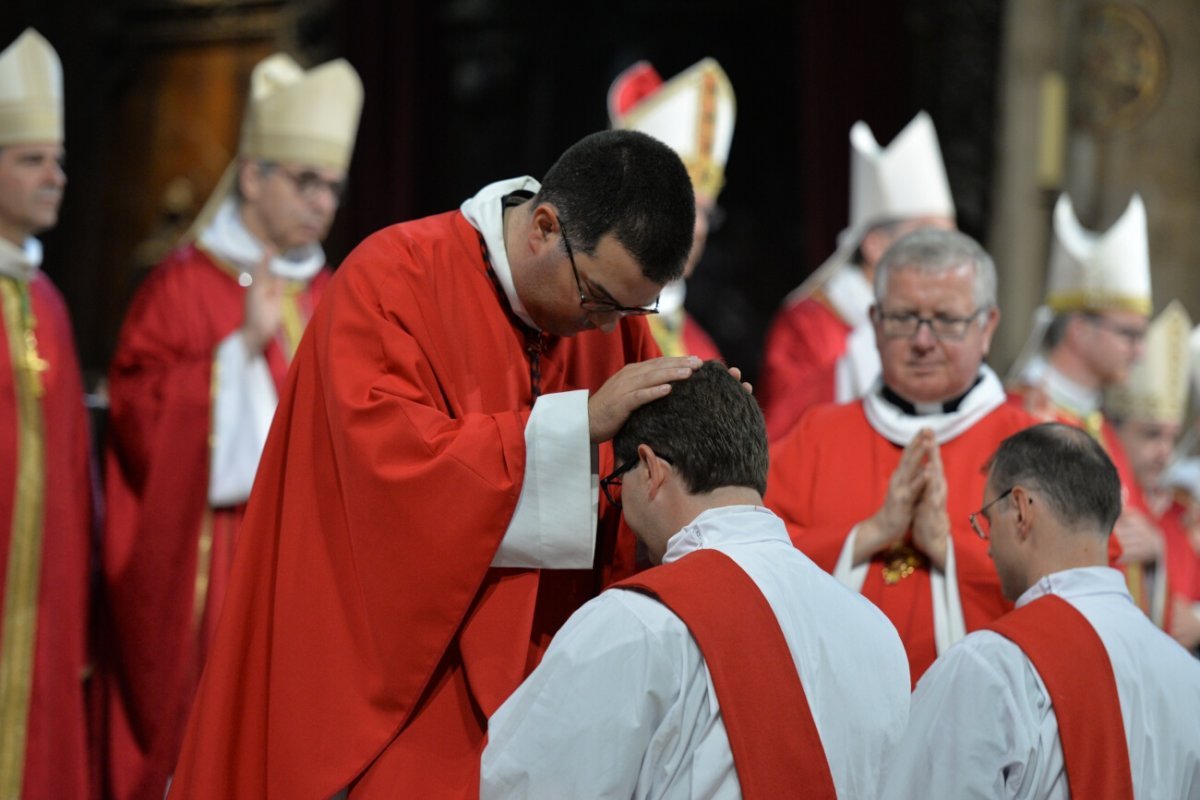 L'imposition des mains est le signe de la continuité du sacrement de (…). © Marie-Christine Bertin / Diocèse de Paris.