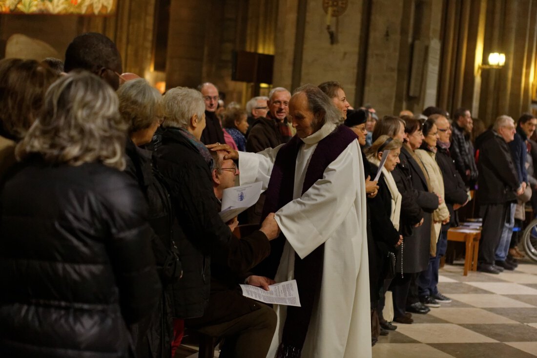 Partage de la paix du Christ. © Yannick Boschat / Diocèse de Paris.