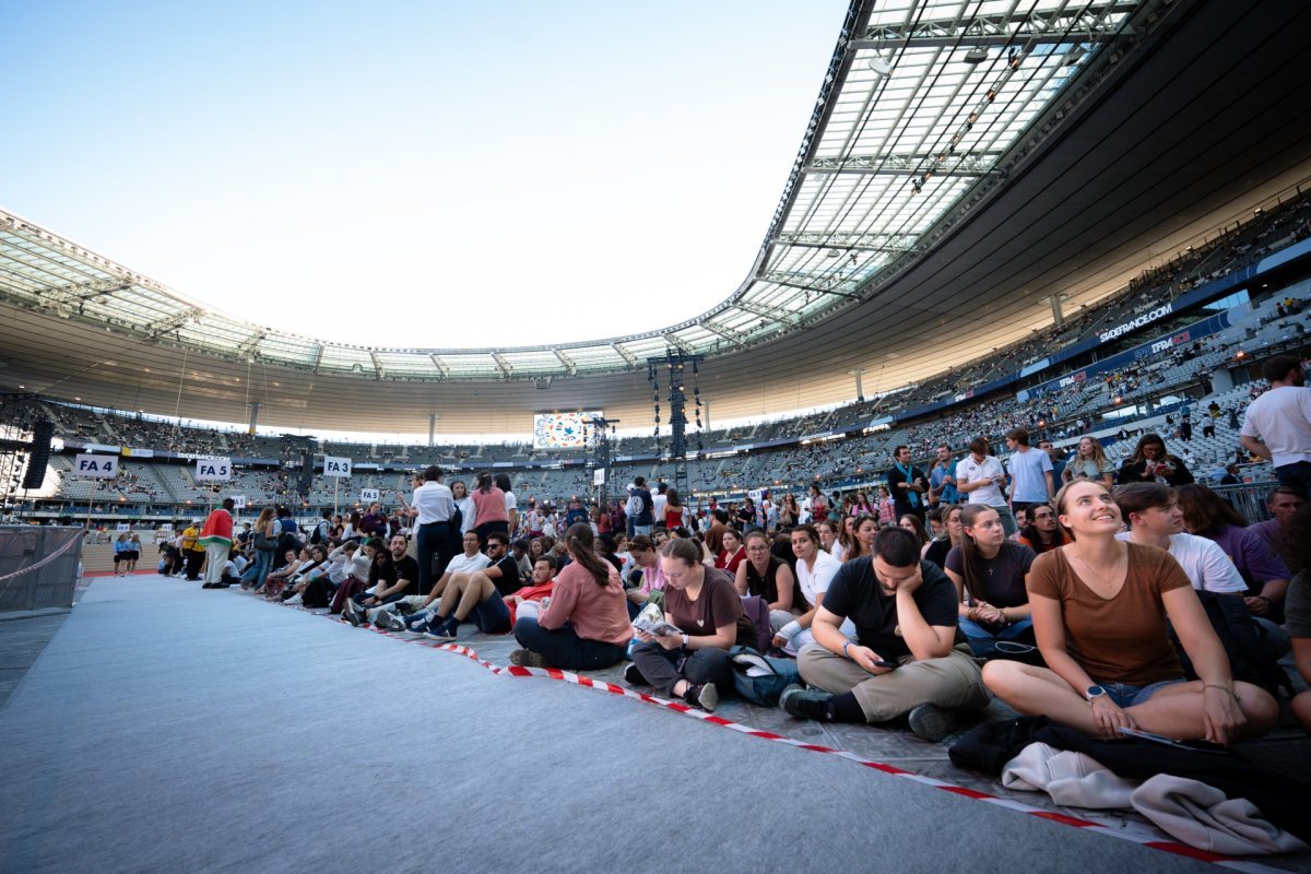 Veillée de prière avec les jeunes et le pape Léon XIV : Ouverture du Stade. © Dylan Guidez / Diocèse de Paris.