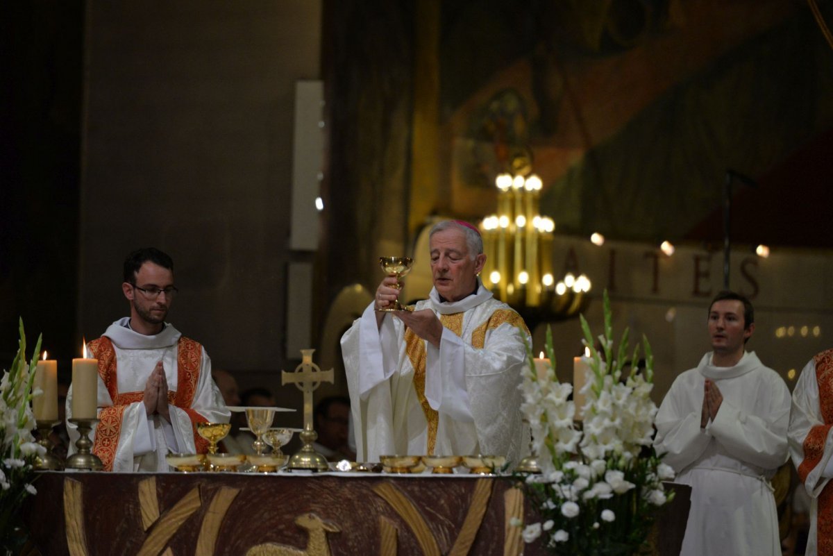 Ordinations diaconales en vue du sacerdoce à Saint-Ferdinand des Ternes (17e). © Marie-Christine Bertin / Diocèse de Paris.