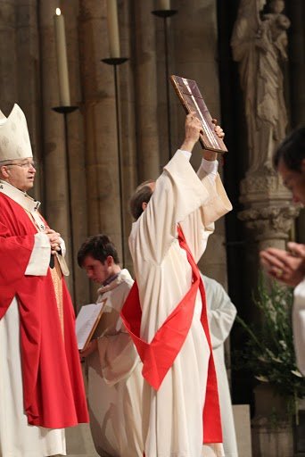 Ordinations de diacres permanents 2010 – Le nouveau diacre présente (…). © Yannick Boschat / Diocèse de Paris.