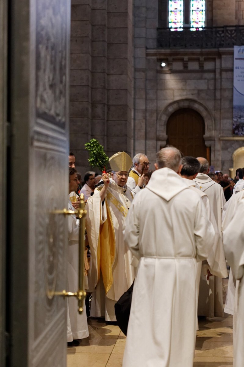 Passage de la Porte sainte. © Yannick Boschat / Diocèse de Paris.