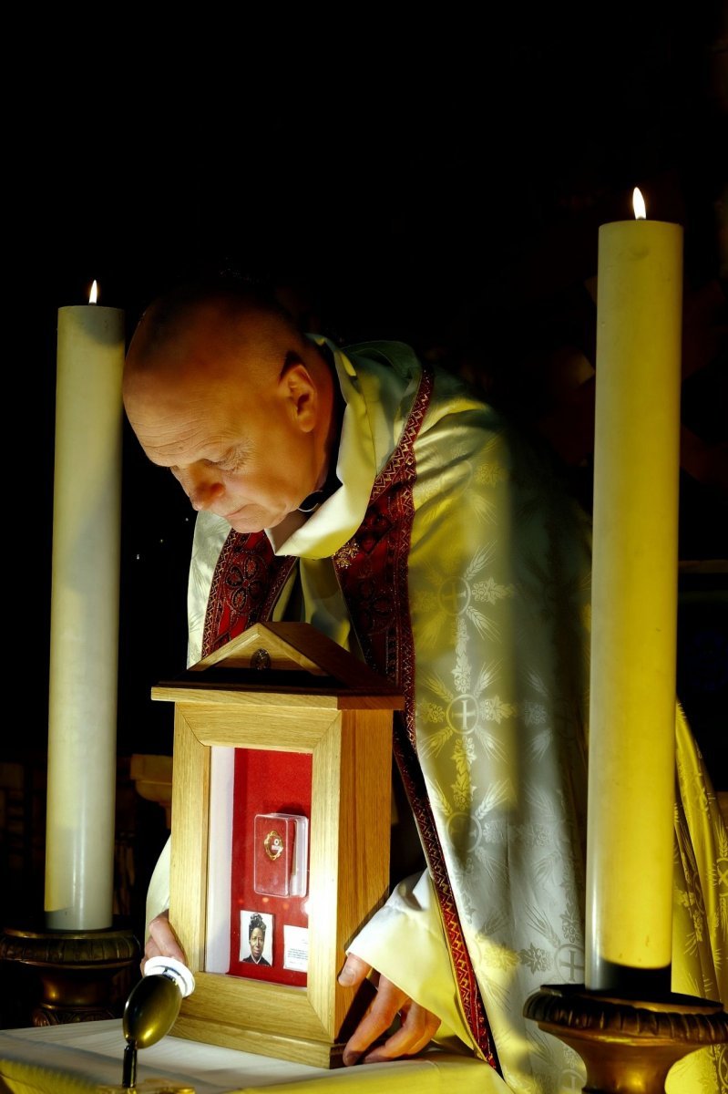 Vénération des reliques de sainte Joséphine Bakhita à Saint-Louis d'Antin. © Trung Hieu Do / Diocèse de Paris.