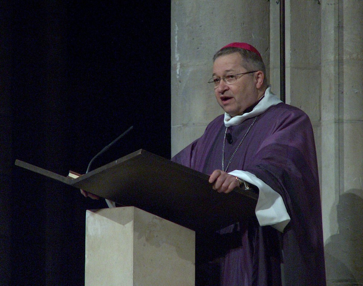 Homélie. 19h15. Après avoir lu l'Évangile (Jn 9, 1-41) lui-même, Mgr Vingt-Trois prononce sa première homélie d'archevêque de Paris. © D. R..