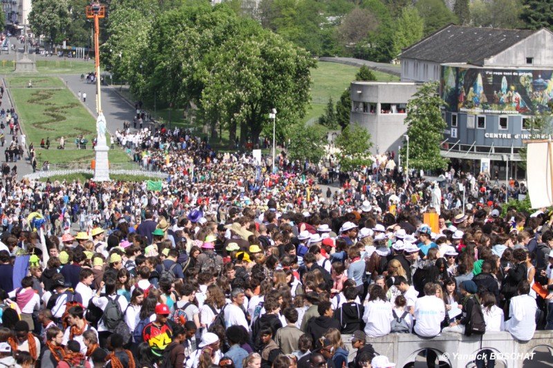 Avril 2010 : Frat à Lourdes. 9000 lycéens d'Ile-de-France ont réfléchi sur le thème : « Seigneur, apprends-nous à prier. » 