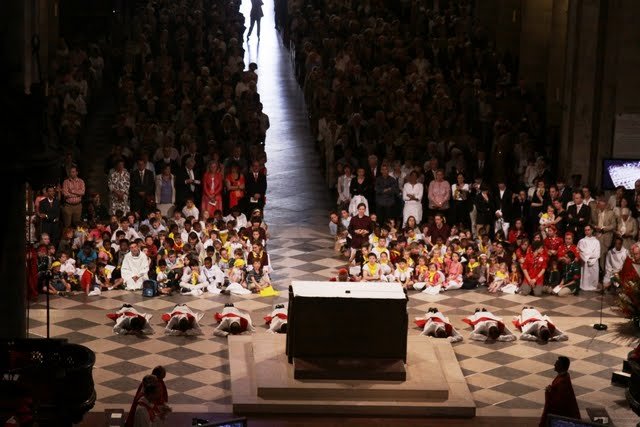 Prostration durant la supplication litanique. © Armelle de Brichambaut.