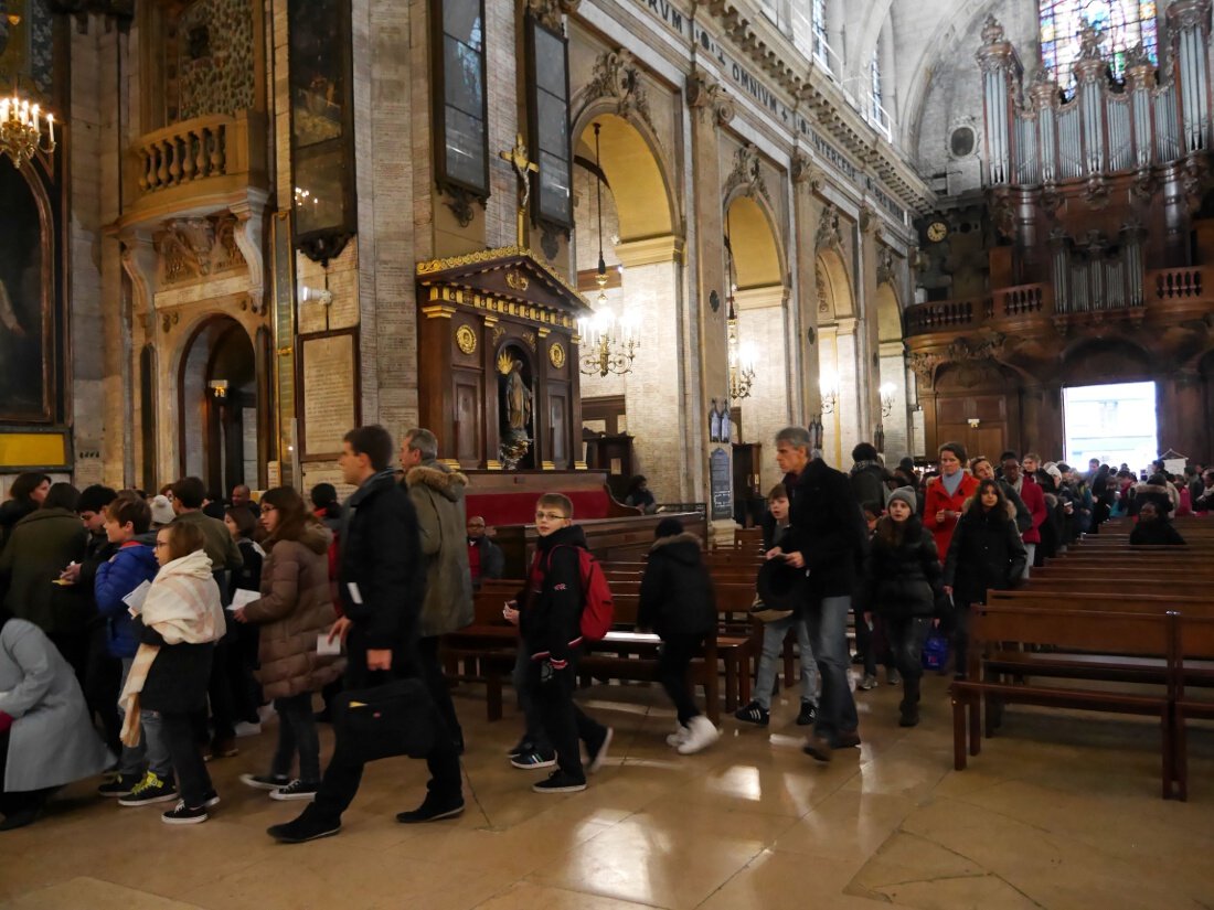 Avant de partir, chacun a pu laisser ses intentions de prière à Notre-Dame (…). © Yannick Boschat / Diocèse de Paris.