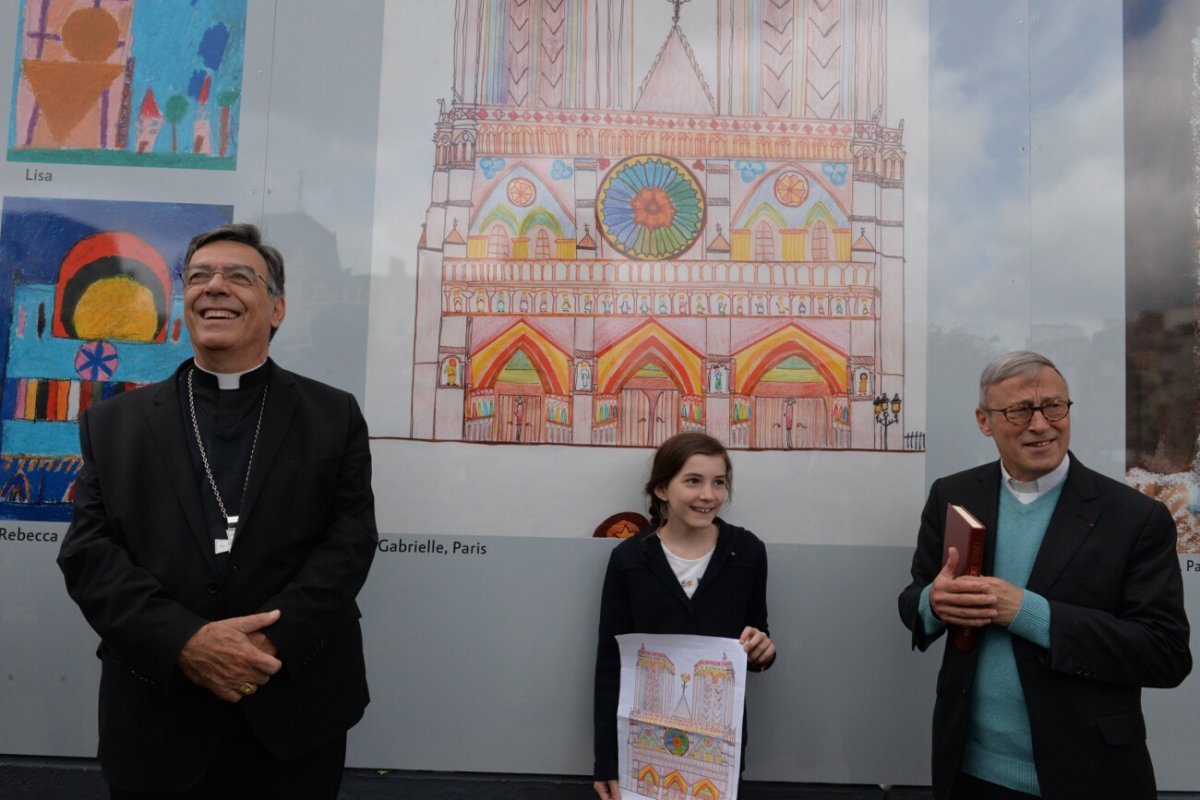 Inauguration de l'exposition de dessins au pied de la cathédrale. © Marie-Christine Bertin / Diocèse de Paris.