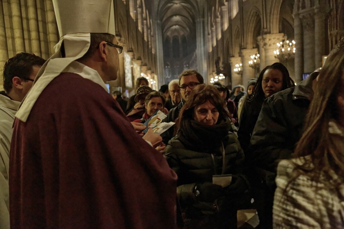 Distribution par les vicaires généraux d'une image avec la prière pour (…). © Yannick Boschat / Diocèse de Paris.
