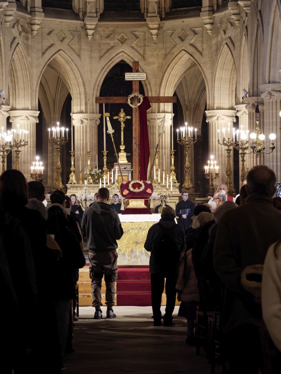 Ostention de la sainte couronne d'épines. © Yannick Boschat / Diocèse de Paris.