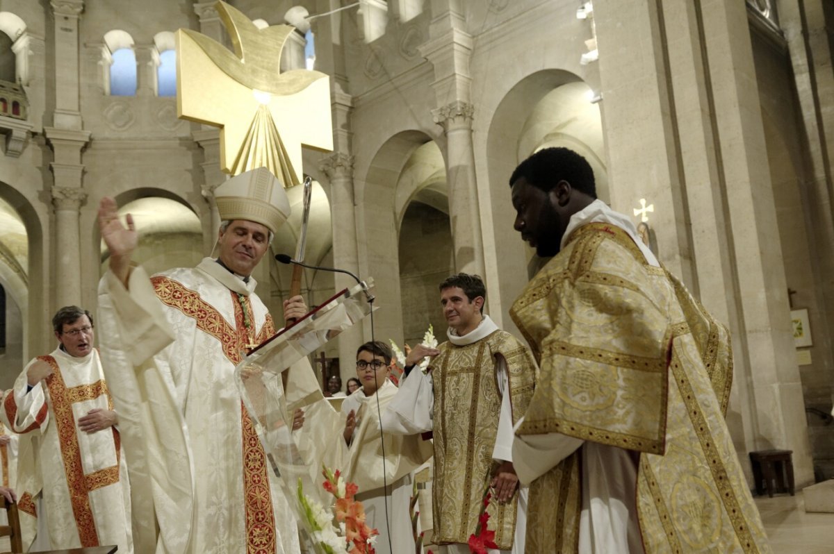 Ordinations diaconales en vue du sacerdoce 2019. Par Mgr Denis Jachiet, évêque auxiliaire de Paris, le 28 septembre 2019 à Saint-Lambert de Vaugirard. © Trung Hieu Do / Diocèse de Paris.