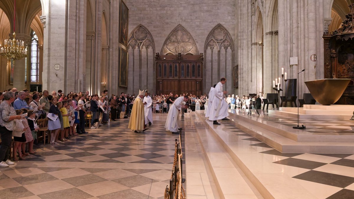 Vêpres à Notre-Dame de Paris à l'arrivée de la marche pour les vocations. © Yannick Boschat / Diocèse de Paris.