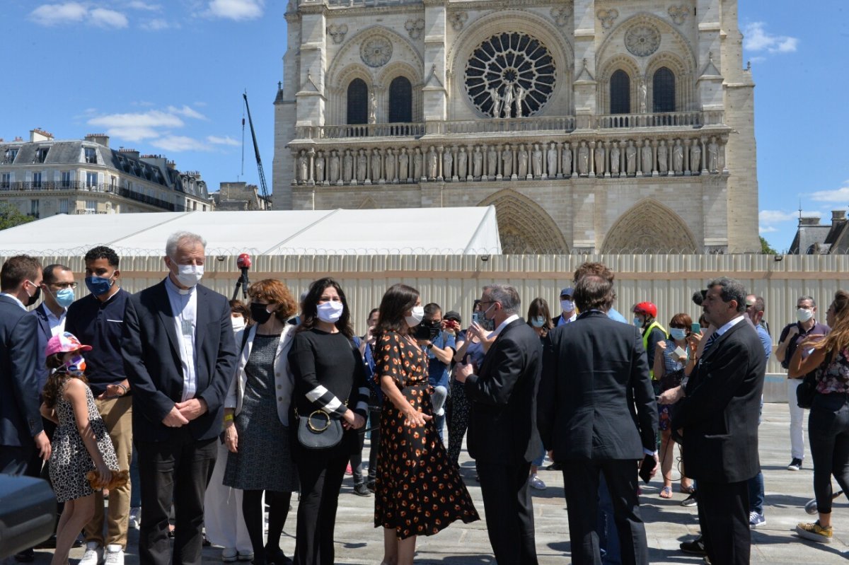 Réouverture du parvis de Notre-Dame de Paris. © Marie-Christine Bertin / Diocèse de Paris.