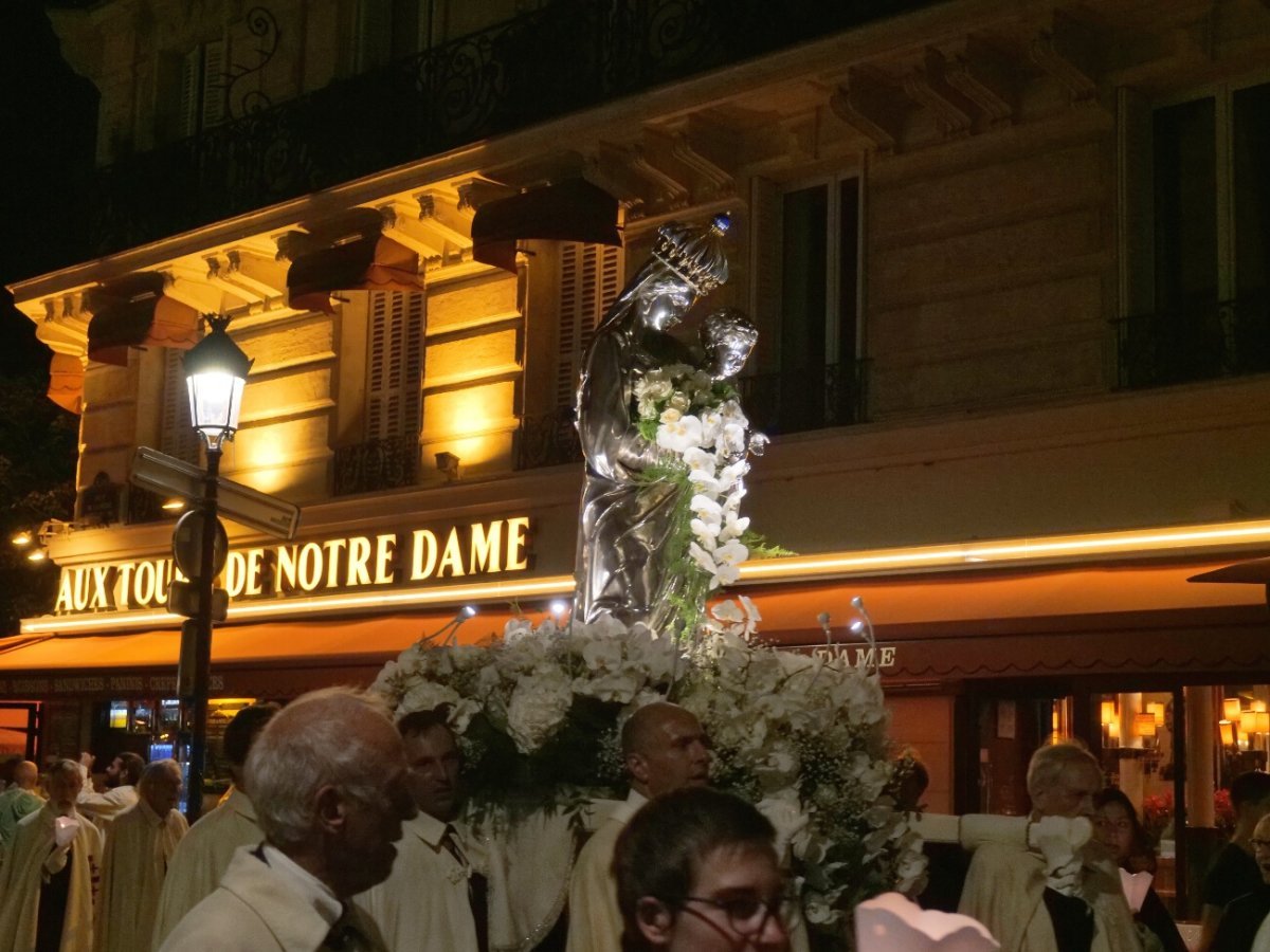 Procession sur l'île de la Cité. © Yannick Boschat / Diocèse de Paris.