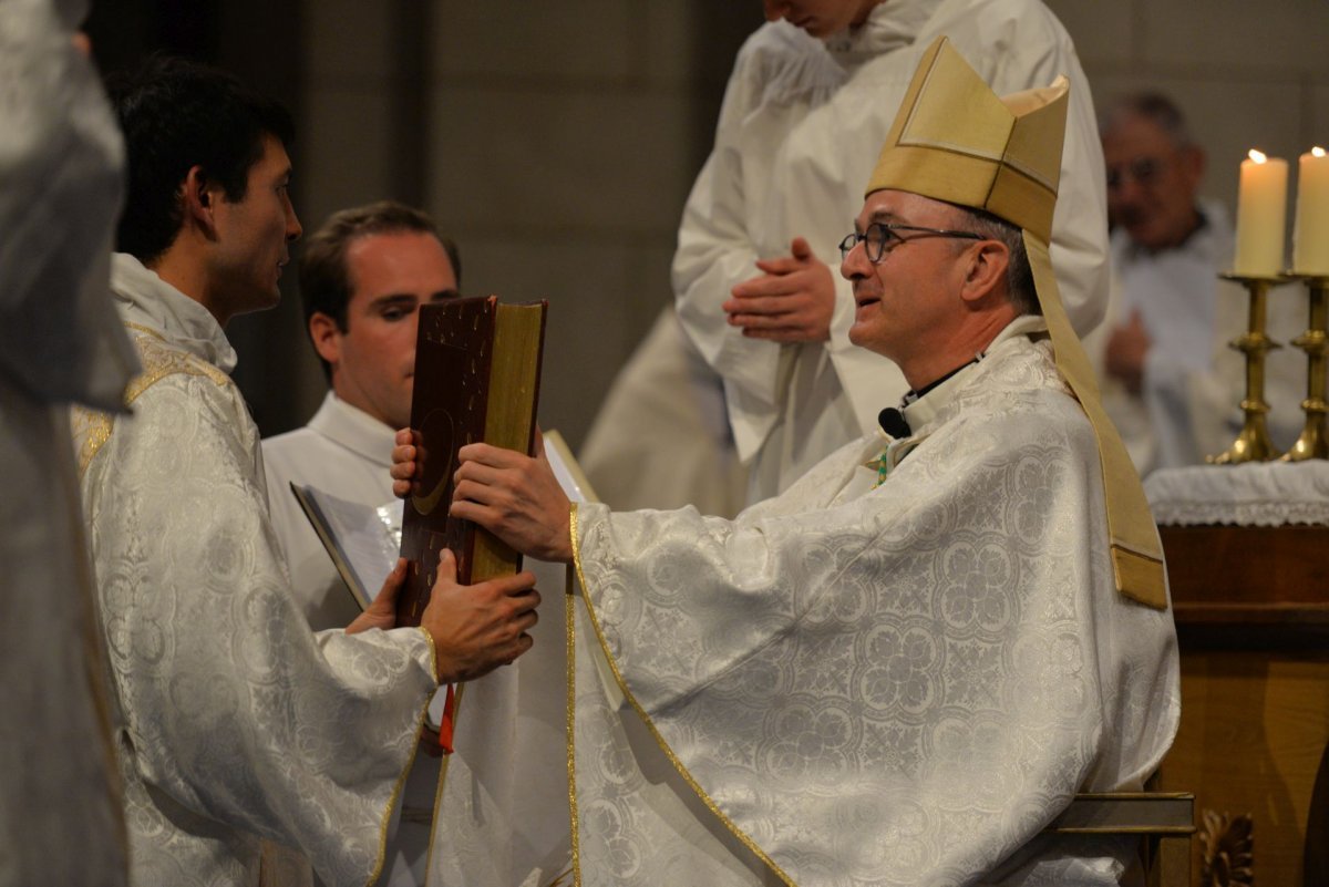 Ordinations diaconales en vue du sacerdoce à Saint-François de Sales. © Marie-Christine Bertin / Diocèse de Paris.