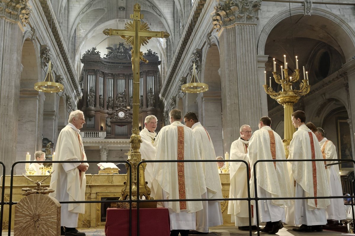Ordination sacerdotale 2022 : geste de paix. © Trung Hieu Do / Diocèse de Paris.