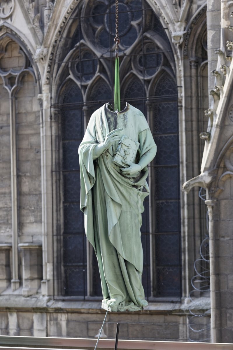 Dépose des 16 statues de la flèche de Notre-Dame de Paris. © Yannick Boschat / Diocèse de Paris.