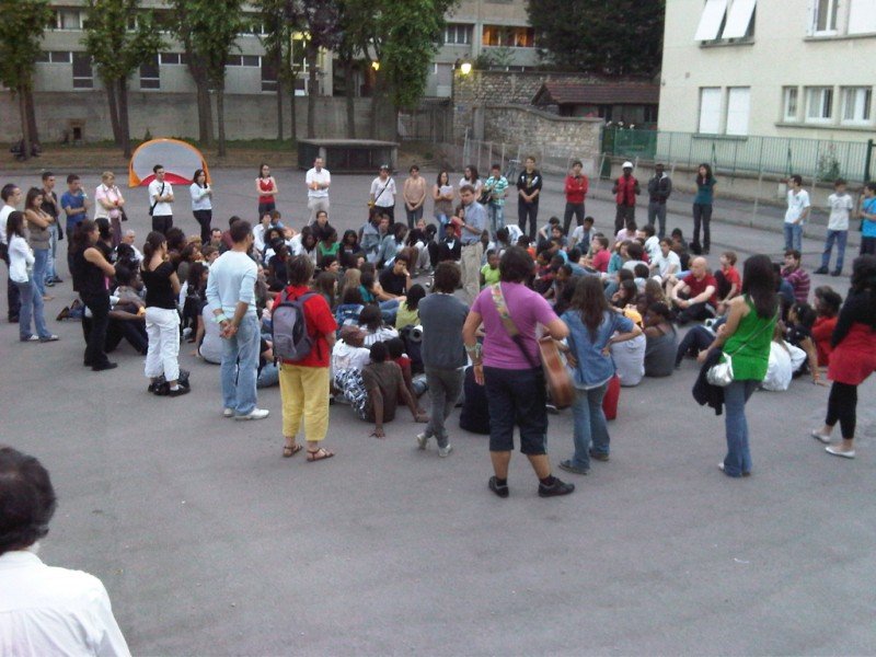 Juin 2010 : La veille des ordinations, des centaines de collégiens et de (…). 