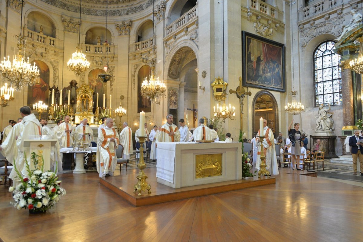 Ordinations diaconales en vue du sacerdoce 2019. Par Mgr Denis Jachiet, évêque auxiliaire de Paris, le 22 septembre 2019 à Saint-Paul-Saint-Louis. © Marie-Christine Bertin / Diocèse de Paris.