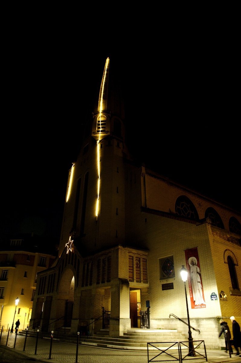 Accueil des reliques de sainte Geneviève à Saint-Léon (15e). © Trung Hieu Do / Diocèse de Paris.