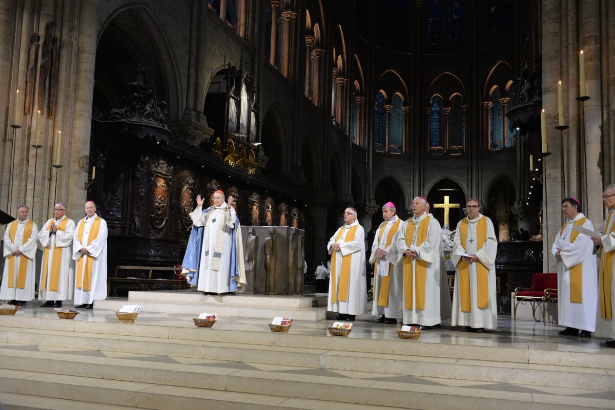 Bénédiction finale par le cardinal André Vingt-Trois. © Marie-Christine Bertin / Diocèse de Paris.