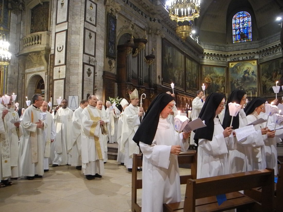 Prière mariale. © Marie-Christine Bertin / Diocèse de Paris.